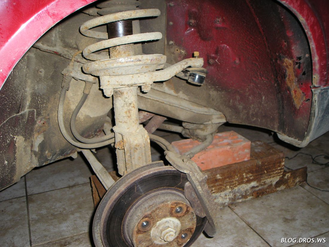 Тут уже снято колесо, подкрылок и гайка с наконечника рулевой тяги.