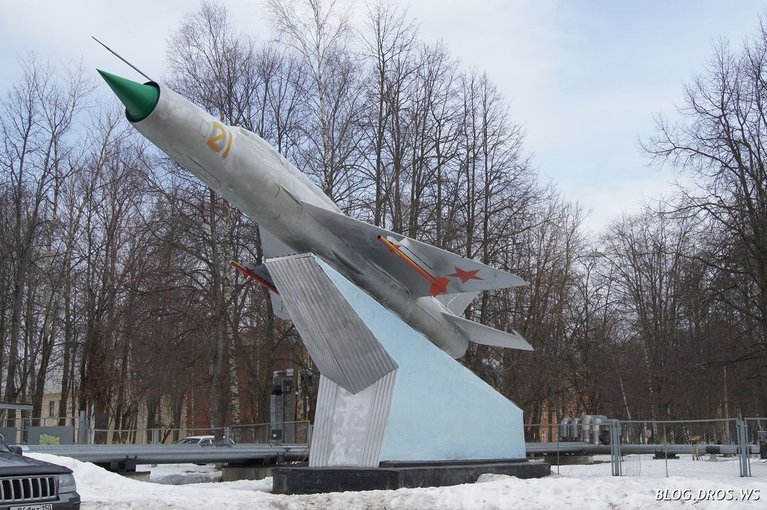 МиГ-21 возле солдатского клуба в Новом Городке