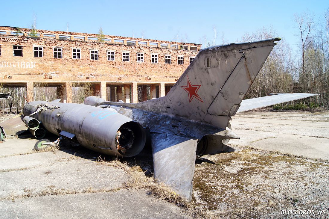 Хвост со звездой принадлежит МиГ-19П. Вальтом с ним лежит Су-9.