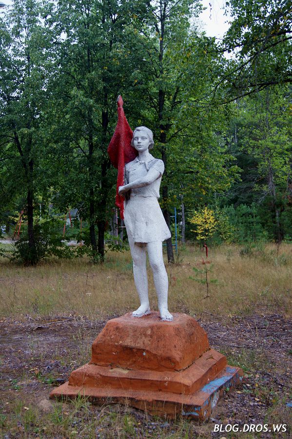 Скульптура женского пионера с флагом - 1 шт.