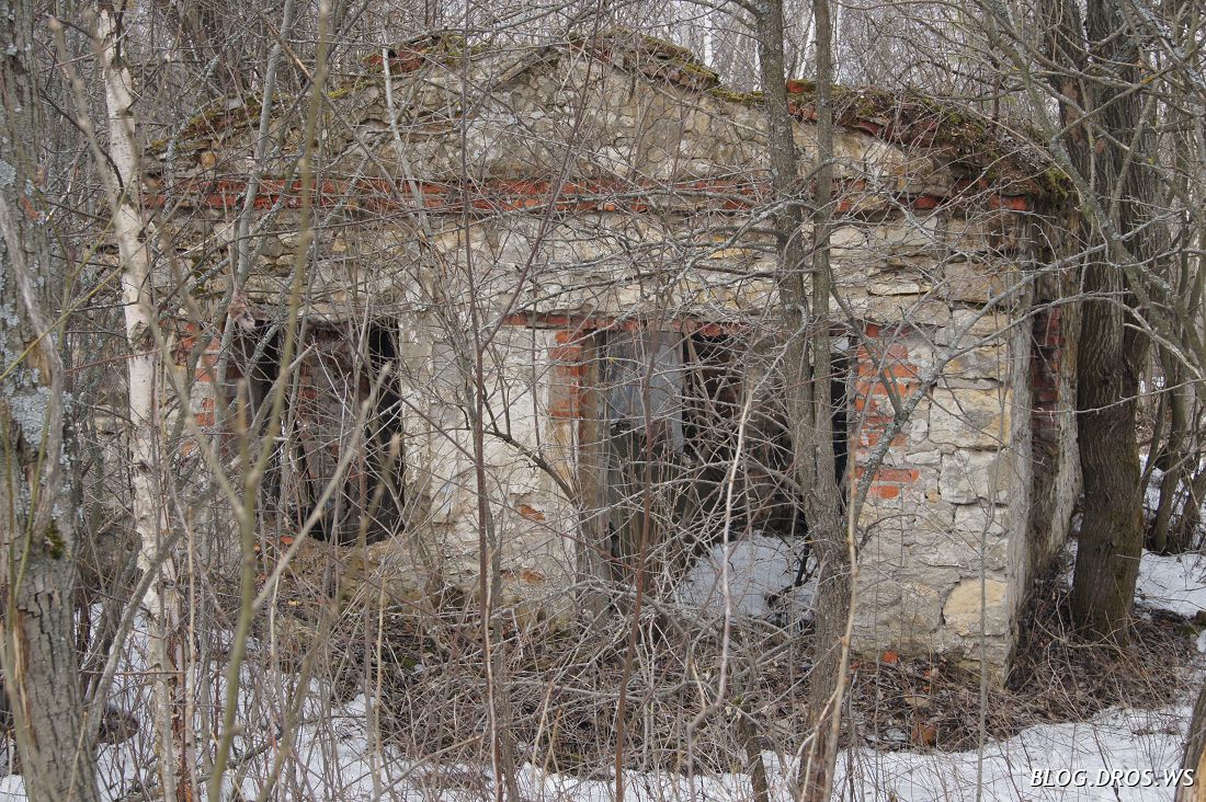 Дом гнома-крафтера, с офигенно толстыми и мощными стенами