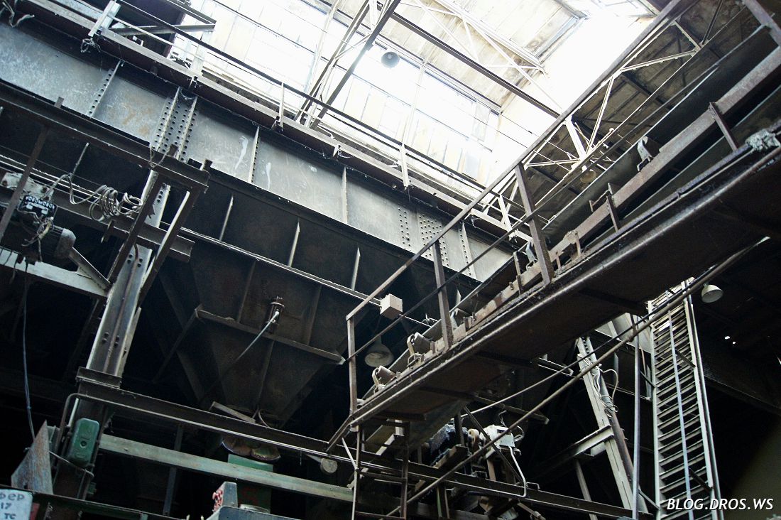3 этажа рукотворной, абстрактной, металлической лепнины с конвейерами