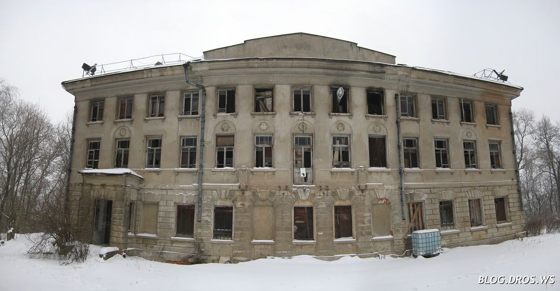 Панорама фасада здания